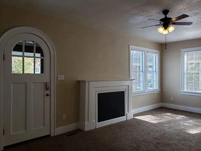 2708 S Chester St — Photo 2