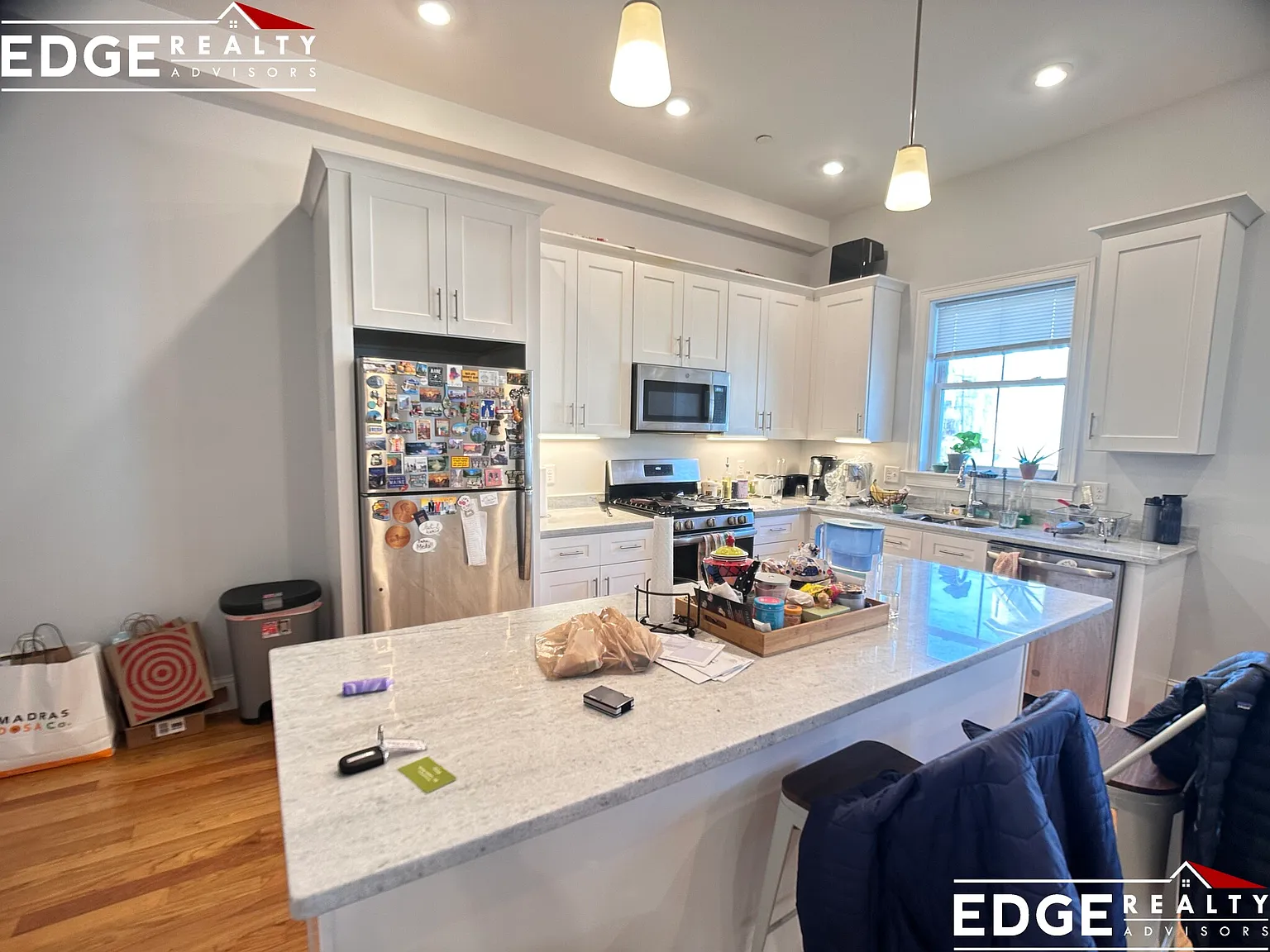 3 bed, 1.5 bath, 1000 sqft, $3,850 — Photo 2