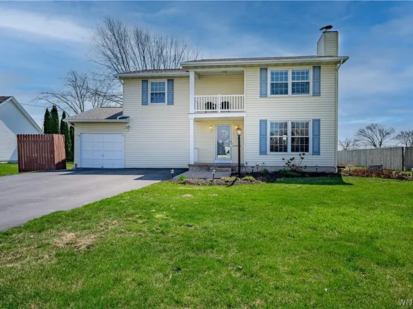 6642 Heather Dr, Lockport, NY 14094