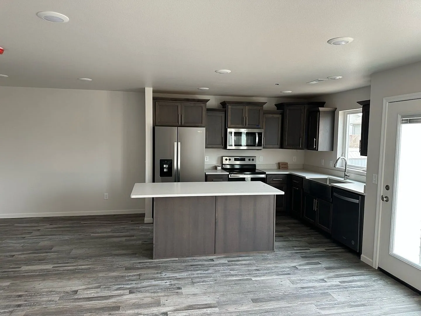 Spacious 3-bed 2.5 Bath - First Month Free! — Photo 3