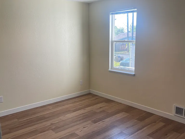 1112 E Craig Ave — Photo 9
