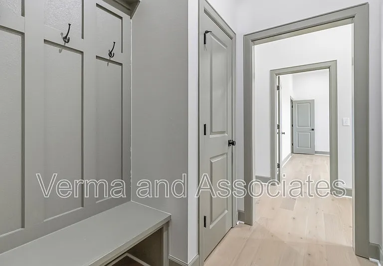 930 Trestle Ln — Photo 8