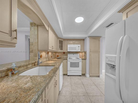 4th image of 14873 Cumberland Dr #1040