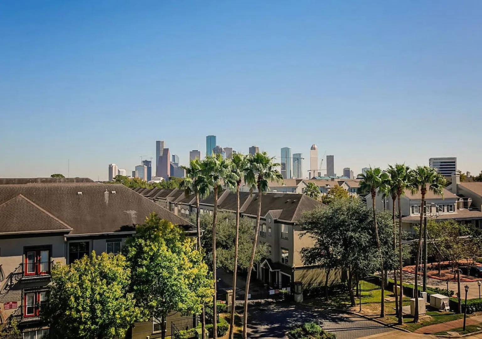 5 Bedroom 5 Bath Luxury Home w Downtown View — Photo 3