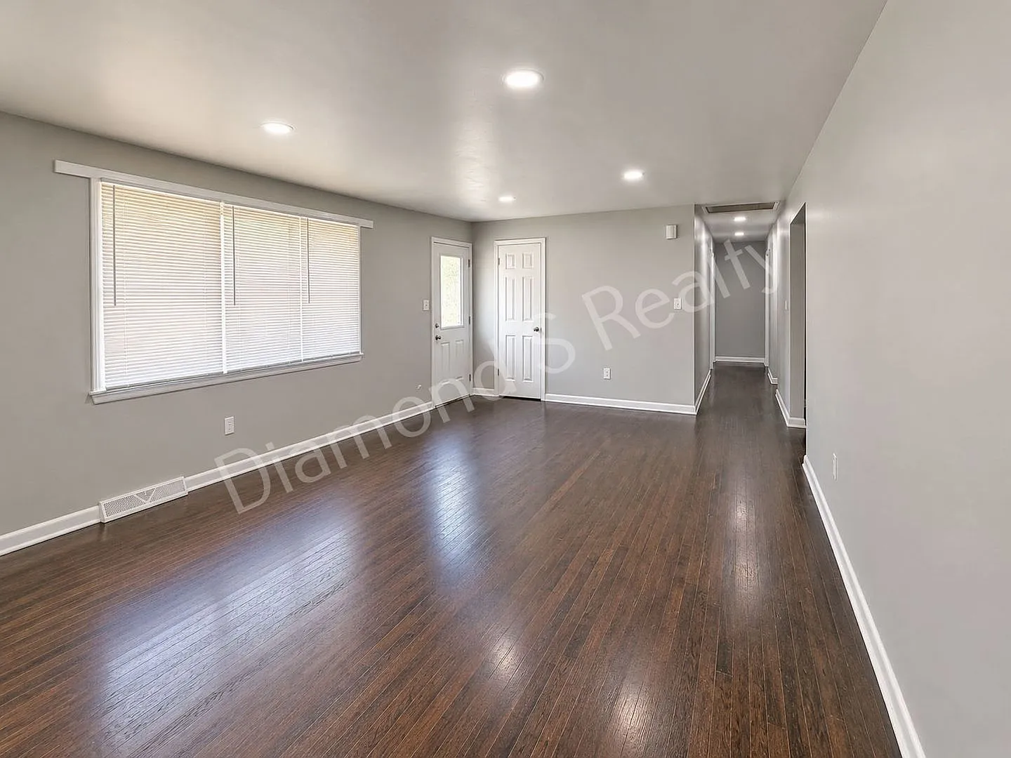 Move In Special! Spacious 3 Bed, 2 Bath Home With Large Yard Available! — Photo 4