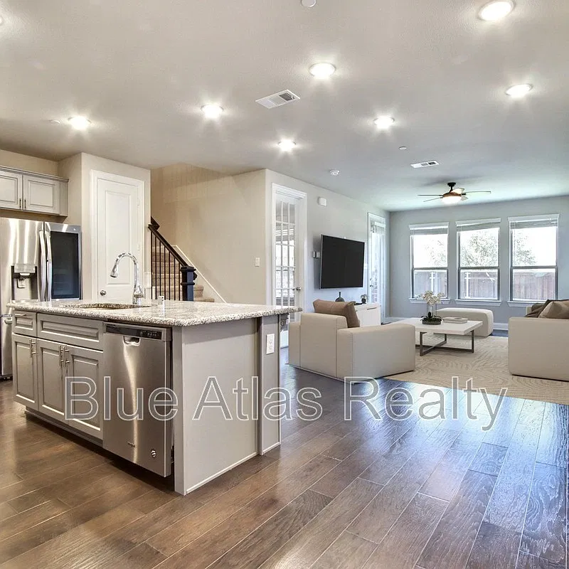 3 bed, 2.5 bath, 1935 sqft, $2,650 — Photo 3