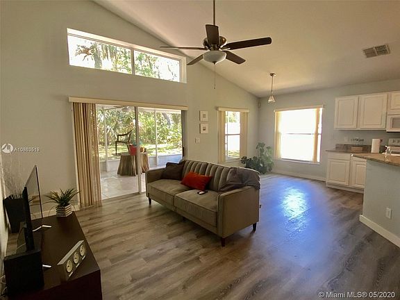 4th image of 422 Brookdale Ct