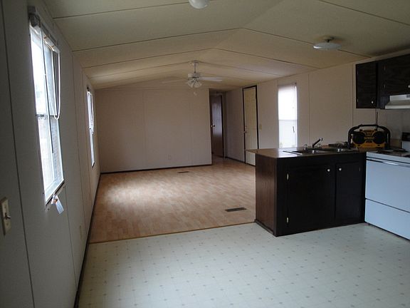 3rd image of 204 Valley Dr