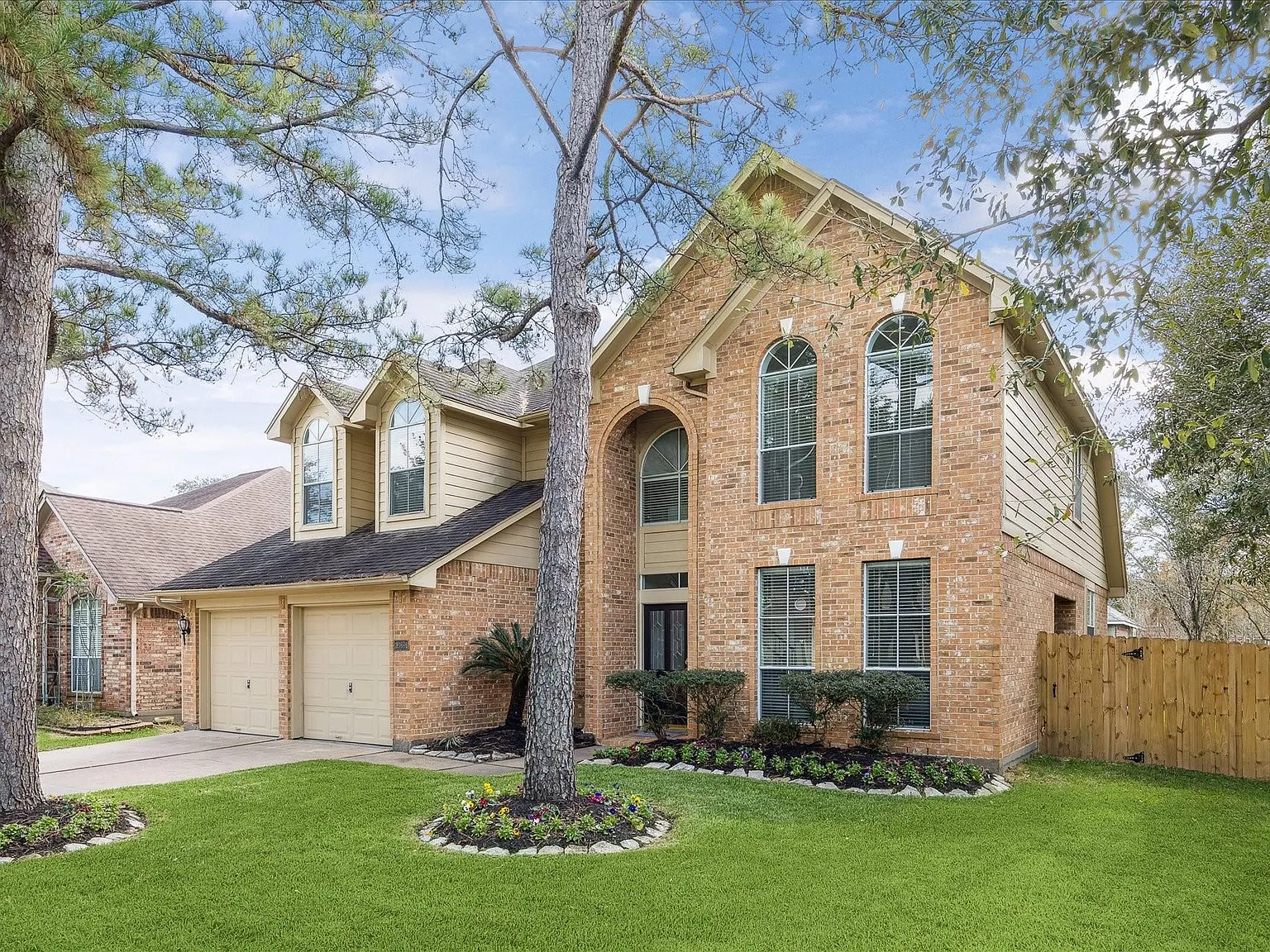 4 bed, 2.5 bath, 2750 sqft, $2,700 — Photo 2