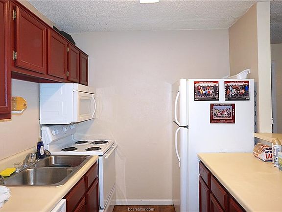 4th image of 1901 Holleman Dr #409