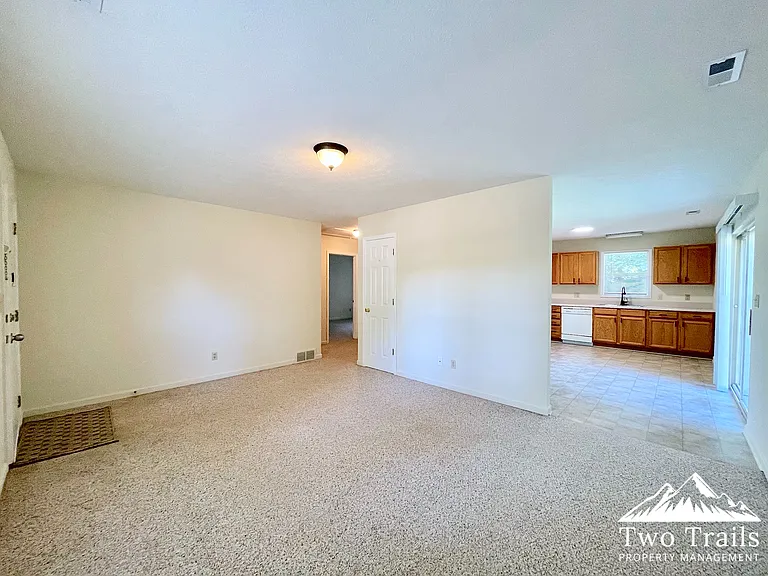 707 Farmington Cir — Photo 2