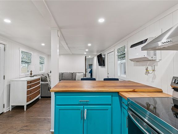 3rd image of 1700 Demere Rd