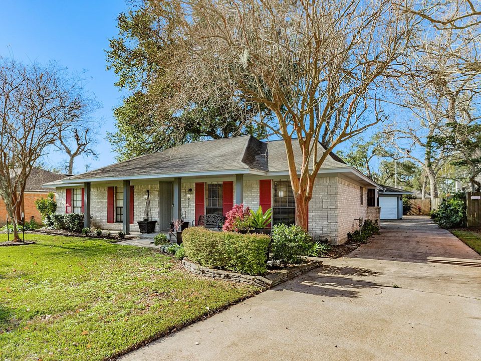 1st image of 221 Banyan Dr