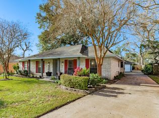 221 Banyan Dr, Lake Jackson, TX 77566