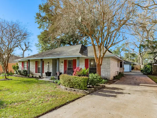 221 Banyan Dr, Lake Jackson, TX 77566