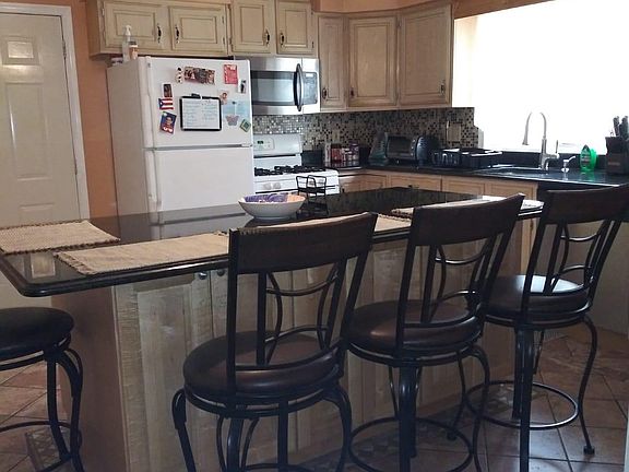 Kitchen (granite countertops