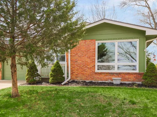 818 NW South Shore Dr, Lake Waukomis, MO 64151