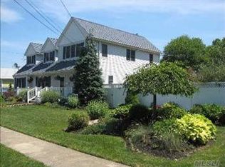 5 Ritz Pl, Lindenhurst, NY 11757