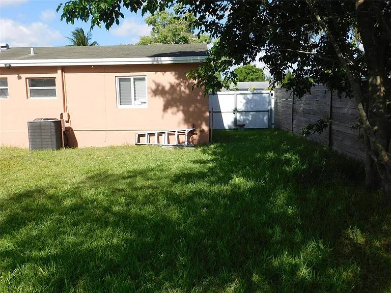 1511 SW 63rd Ave — Photo 13