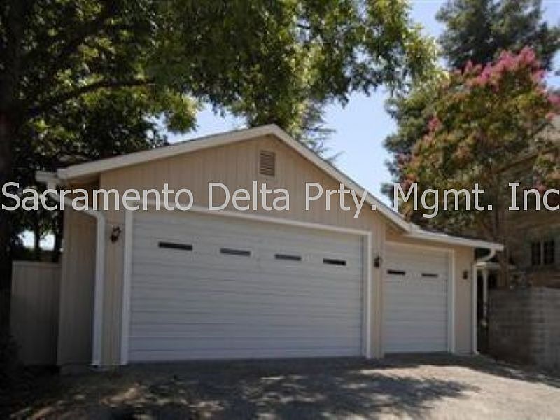 Detached Garage (UNFURNISHED)