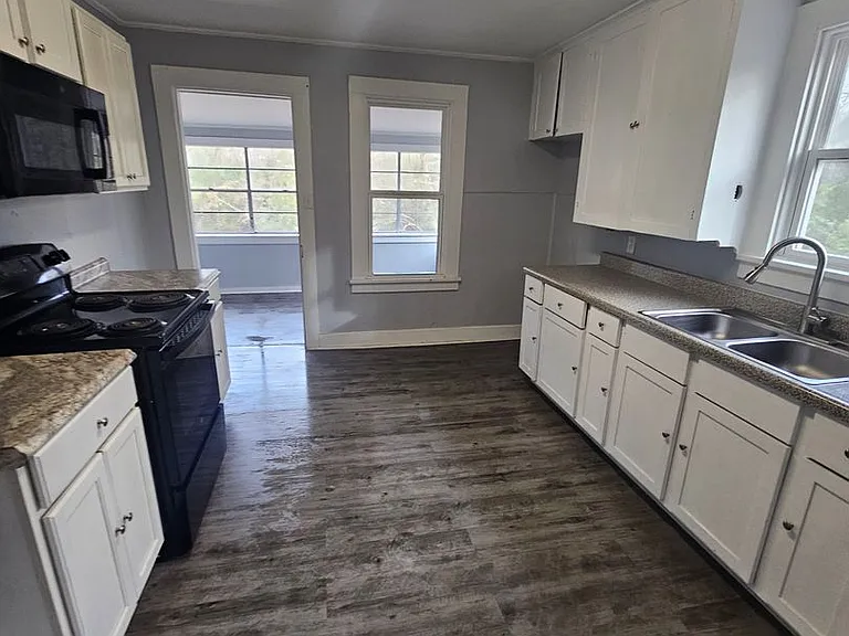 735 Floyd St — Photo 9