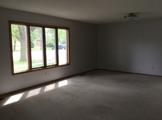 631 N 4th Ave, Canistota, SD 57012