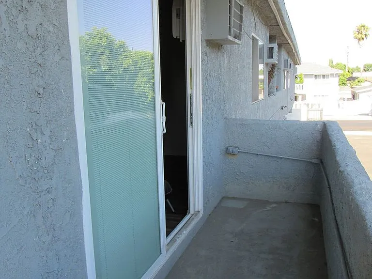 13825 Vanowen St #12 — Photo 8