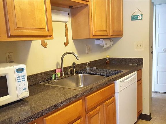 4th image of 63 Brookwood Dr APT C