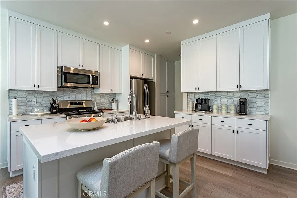 3 bed, 1599 sqft, $4,650 — Photo 3