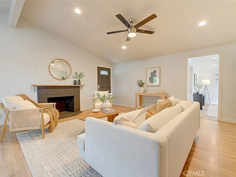 2044 W Spruce Ave — Photo 3