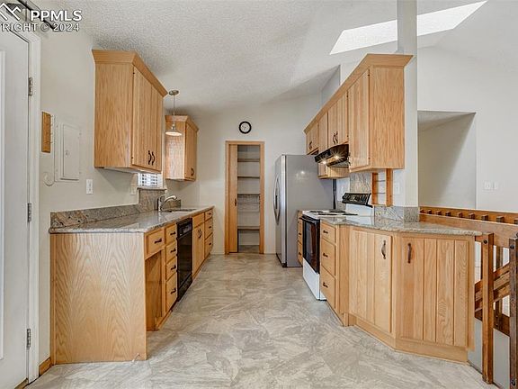 5th image of 1528 N Corona St