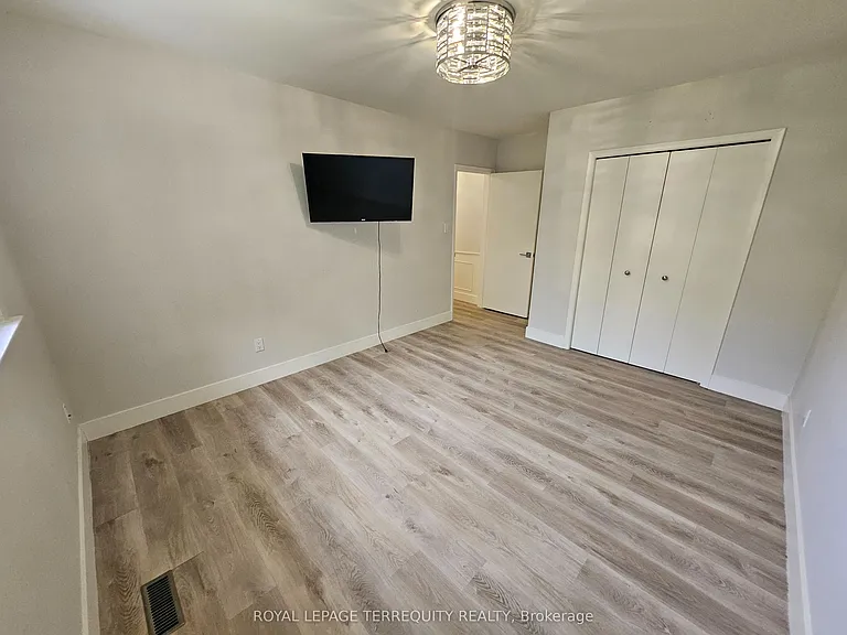 2067 Obeck Cres — Photo 24