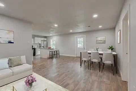 5th image of 221 Braz St
