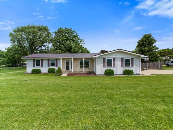 12015 Maple Hill Dr, Farmer City, IL 61842