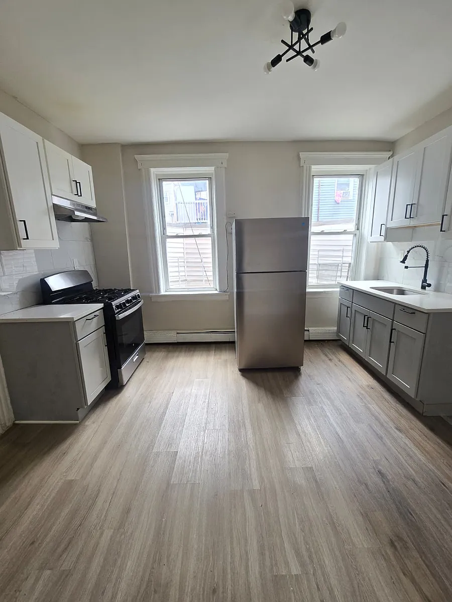 Building Photo - 474 River St #2B