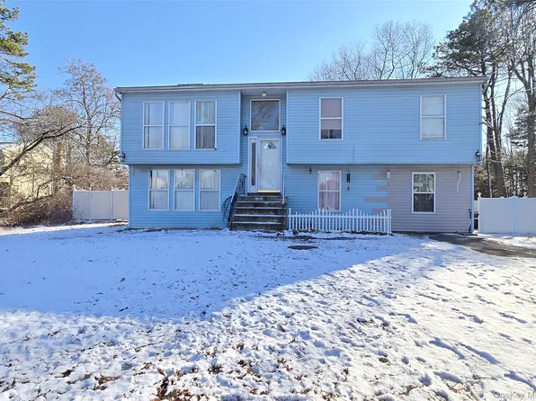 54 Beacon Street, Shirley, NY 11967