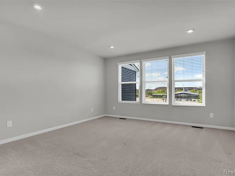 313 Strawberry Dr — Photo 15