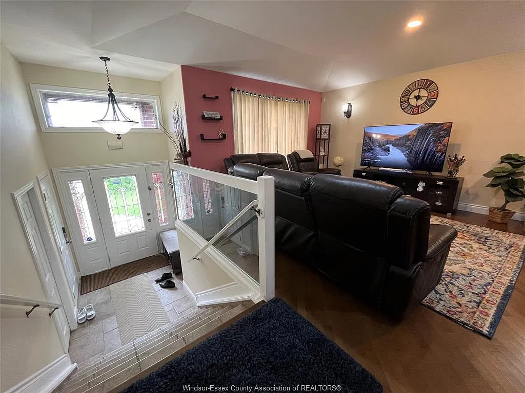 3 bed, $2,300 — Photo 2