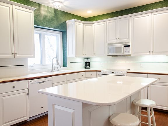 4th image of 7101 Armadale Ct NE