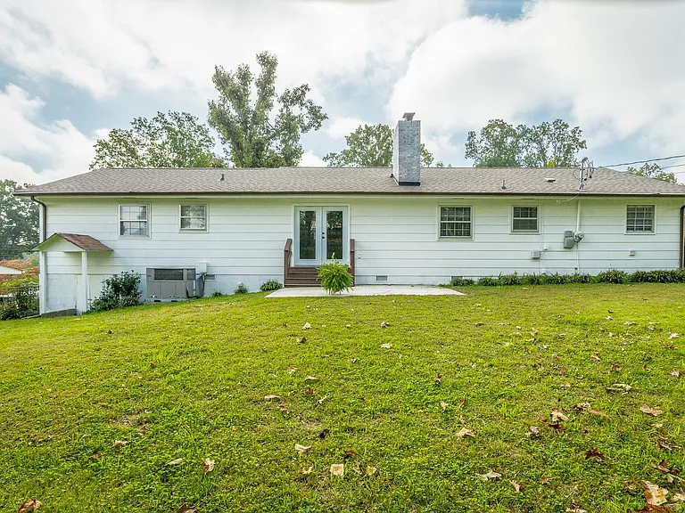 1403 Clearpoint Dr — Photo 2