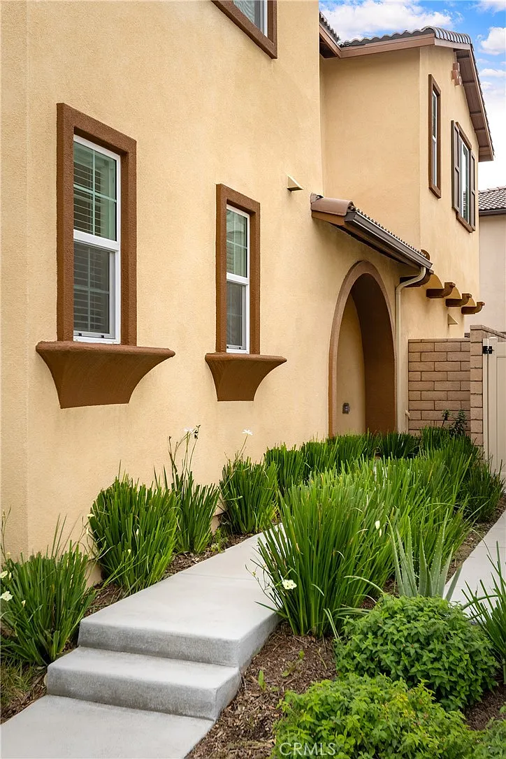4 bed, 2365 sqft, $4,000 — Photo 3