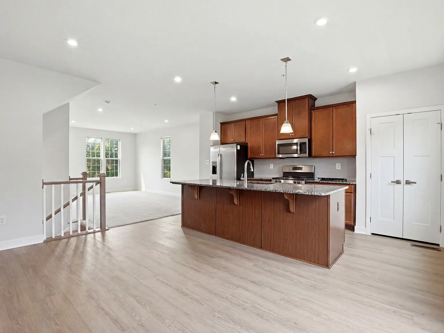 3 bed, 1800 sqft, $3,199 — Photo 2