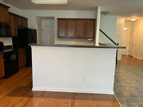 5th image of 74 Oakmont Dr