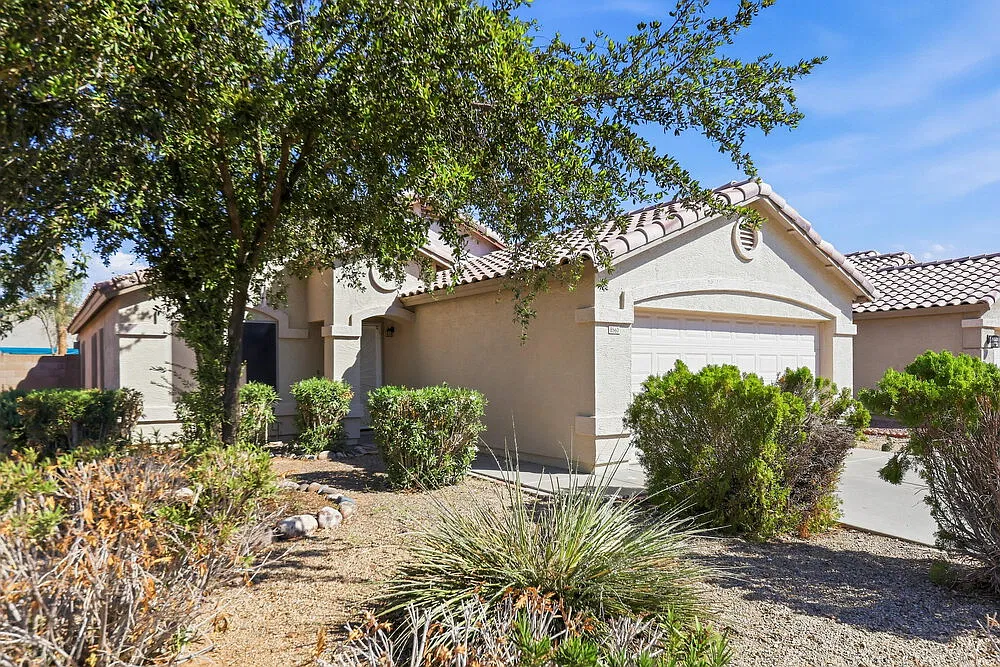 3 bed, 2.0 bath, 1323 sqft, $2,010 — Photo 3