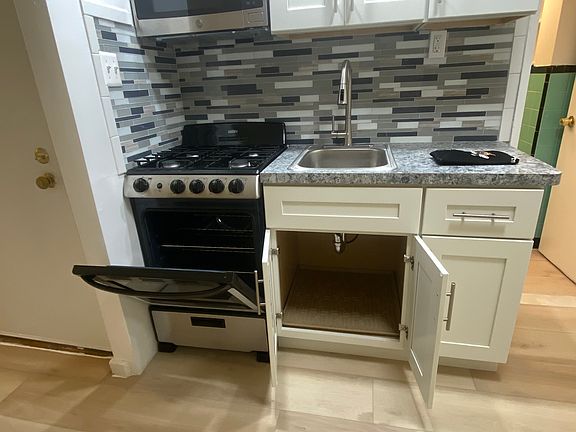 4th image of 2208 Saint James Pl APT 2