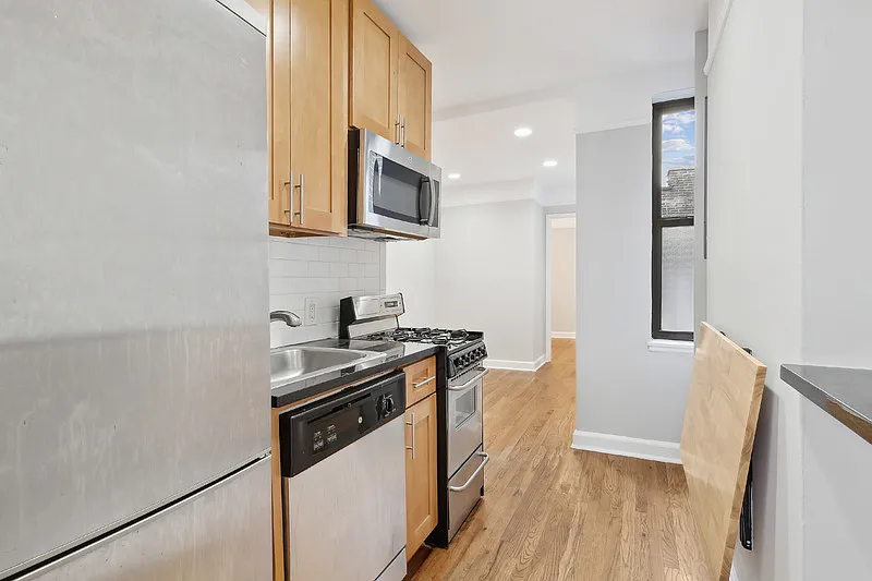 324 East 61st Street — Photo 4