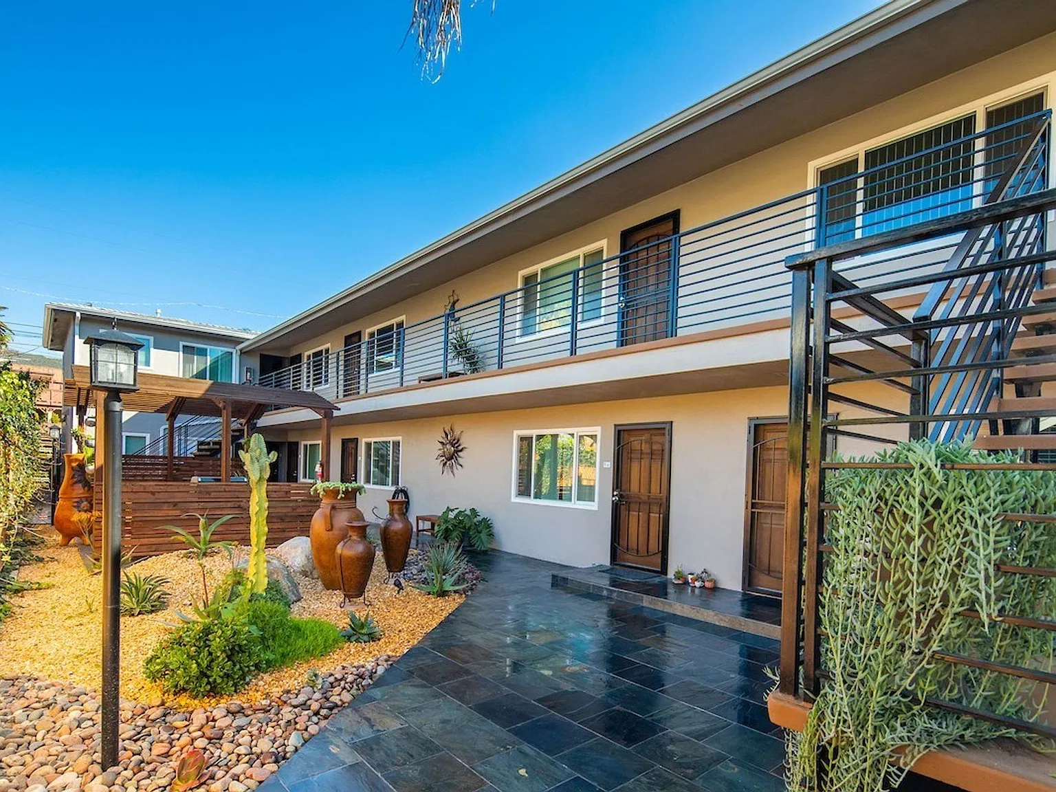 Gorgeous property! Cute Units! — Photo 2