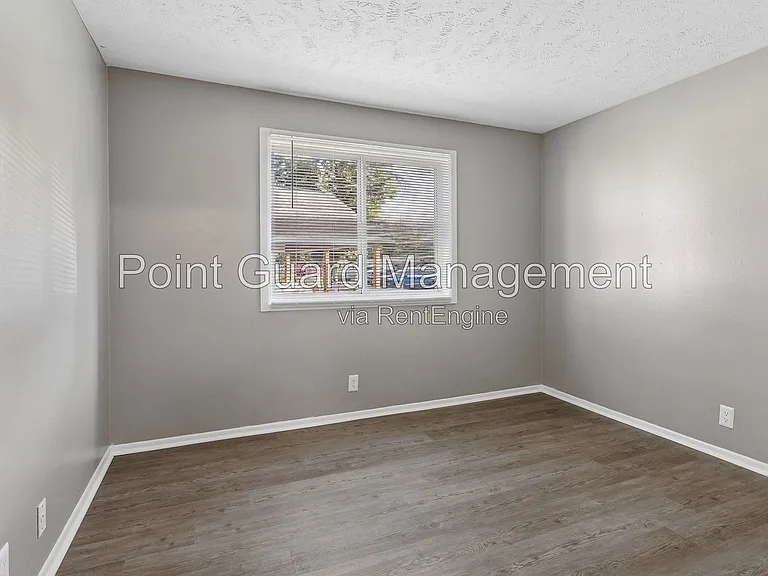 Brent Village — Photo 98