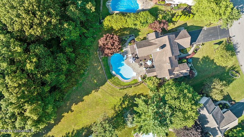 4th image of 402 Pinkster Lane