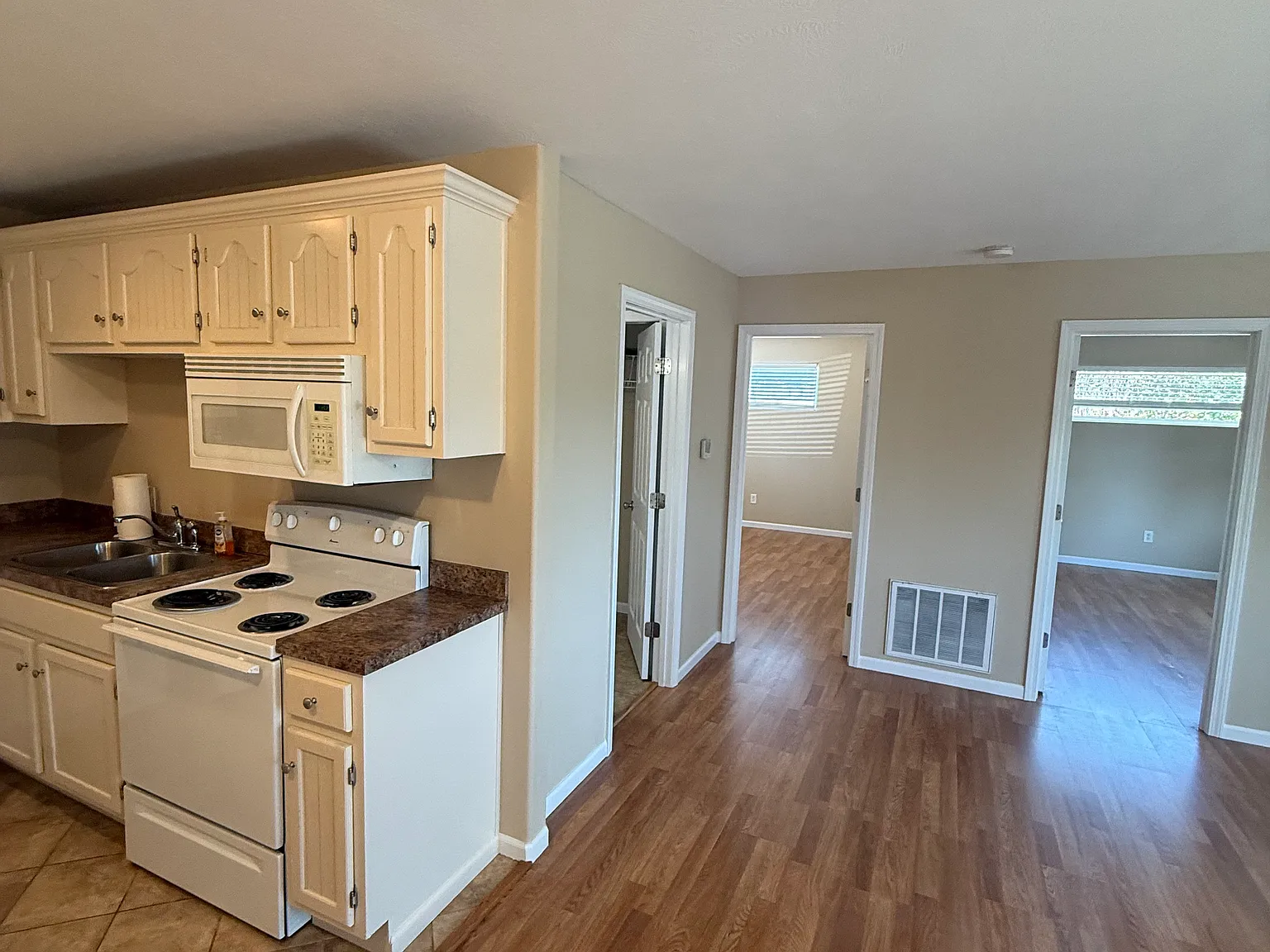 2 bed, 725 sqft, $995 — Photo 3